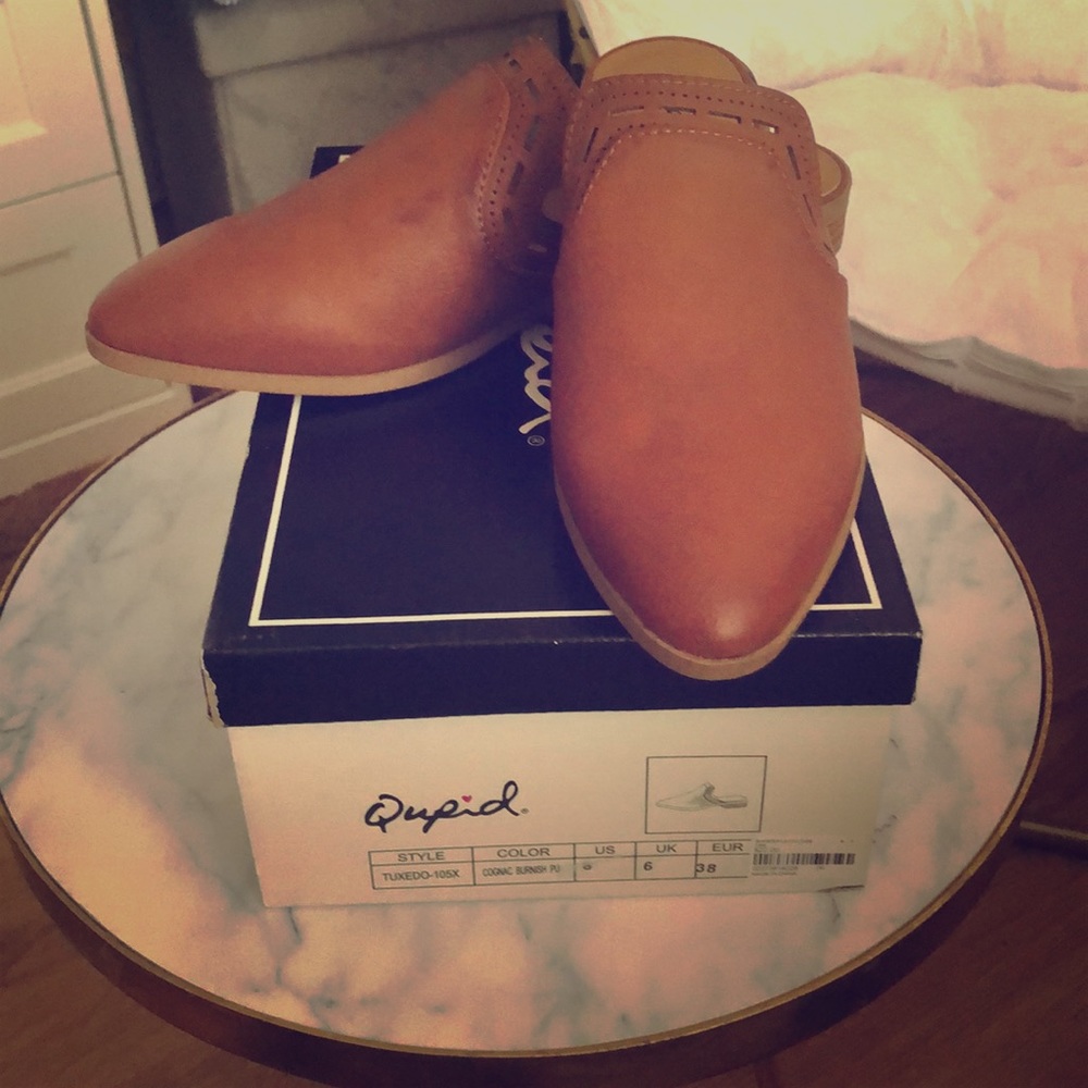 Qupid faux leather cutout mules